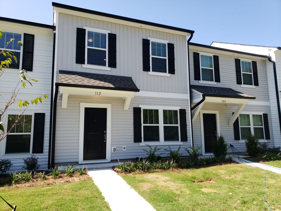 108 S Dorsett St in Oakboro, NC - Foto de edificio