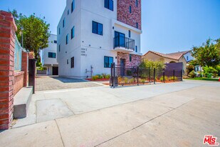 2206 Hauser Blvd in Los Angeles, CA - Building Photo