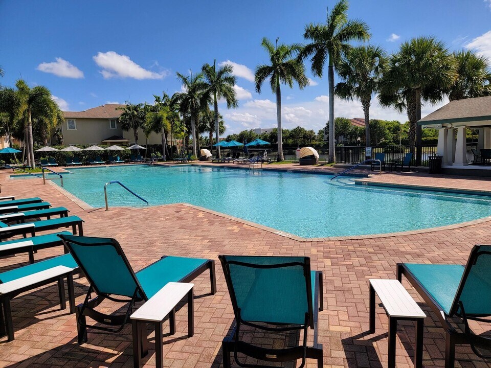 685 Pacific Grove Dr in West Palm Beach, FL - Building Photo