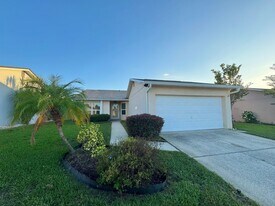 4167 Pirates Landing in Winter Haven, FL - Building Photo
