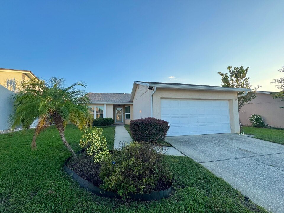4167 Pirates Landing in Winter Haven, FL - Building Photo