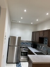 1049 N Stanley Ave, Unit 8 in West Hollywood, CA - Building Photo - Building Photo