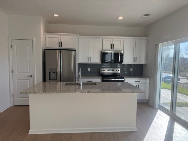 5894 Butterfield Ct in Bettendorf, IA - Foto de edificio - Building Photo