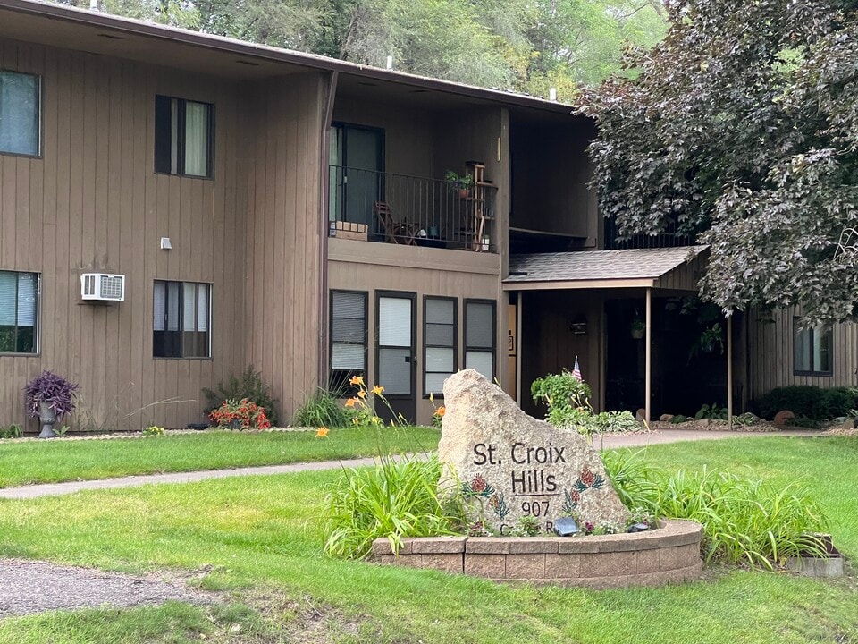 906 Coulee Trl, Unit 204 in Hudson, WI - Building Photo