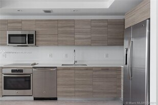 121 NE 34th St, Unit 1604 in Miami, FL - Building Photo