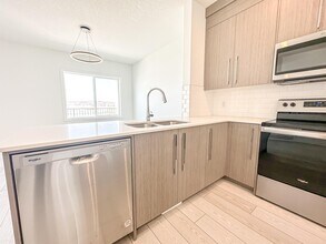 190 Creekstone Dr SW in Calgary, AB - Building Photo - Building Photo