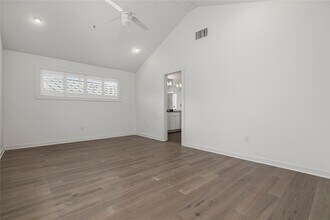 1931 E 38th St, Unit 8-2 in Austin, TX - Foto de edificio - Building Photo