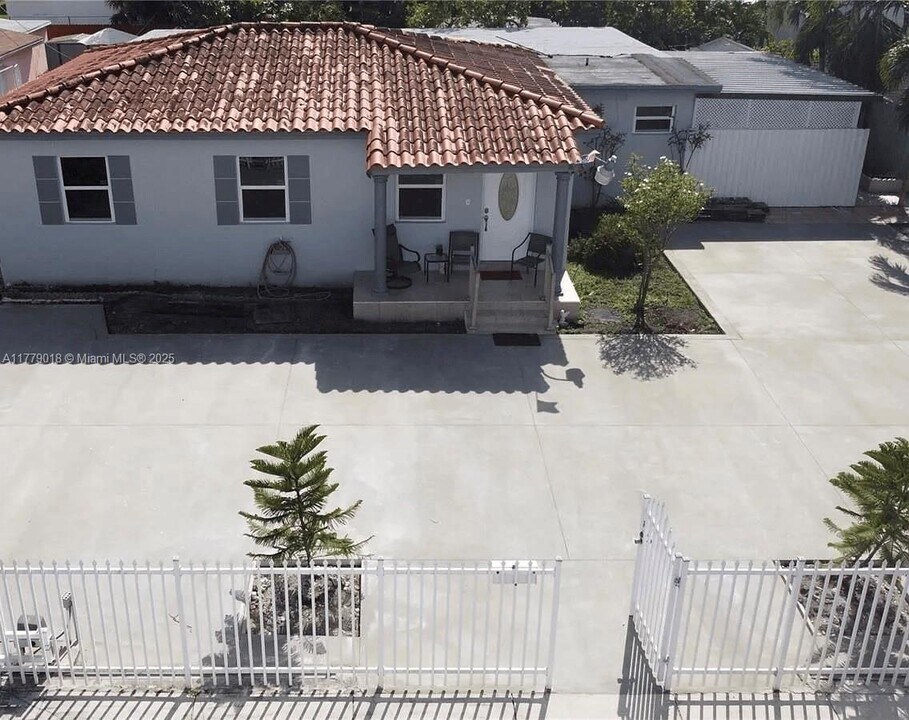 380 W 32nd St in Hialeah, FL - Building Photo