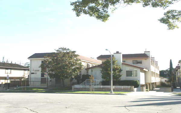 2220 Larch St in Alhambra, CA - Foto de edificio