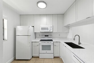 141 NW 93rd Ave, Unit 102 in Pembroke Pines, FL - Building Photo - Building Photo