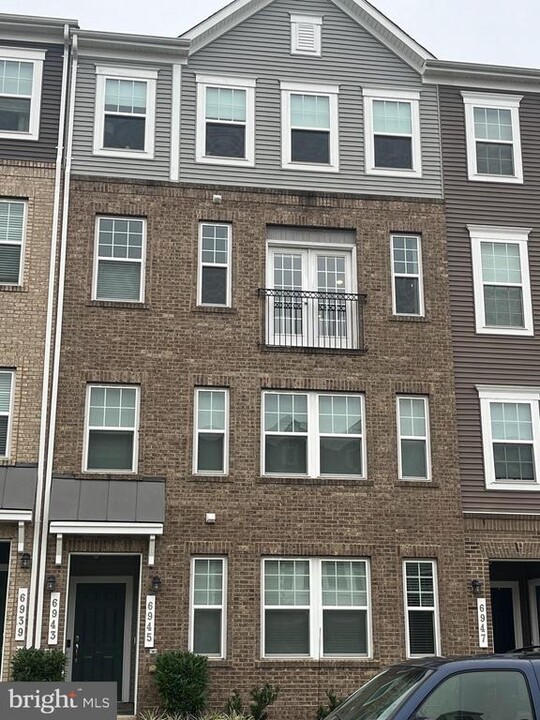 6943 Stoddert Ln in Hyattsville, MD - Foto de edificio