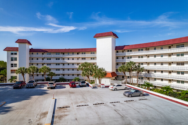 Villa Dora Condos in Mount Dora, FL - Building Photo - Building Photo