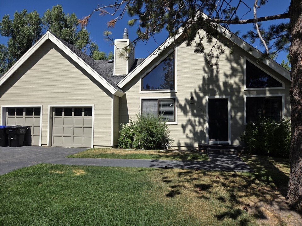 757 Lassen Dr in South Lake Tahoe, CA - Building Photo