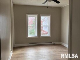 500 S Douglas Ave in Springfield, IL - Building Photo