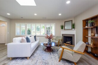2023 Valparaiso Ave in Menlo Park, CA - Building Photo - Building Photo