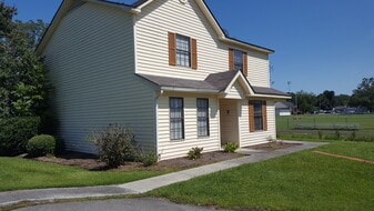 115 S East Railroad St, Unit Lyn-Mor Place in Wallace, NC - Building Photo