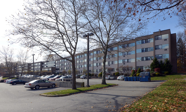 Meshanticut Vista in Cranston, RI - Foto de edificio - Building Photo