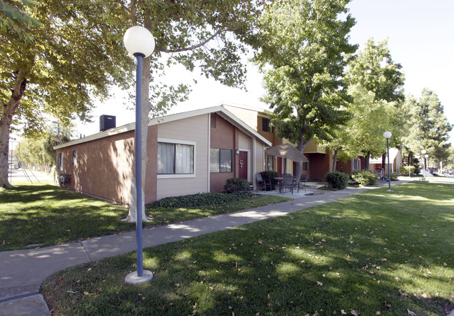 Hidaway Townhomes in Canyon Country, CA - Building Photo - Building Photo