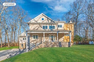 2855 Deerfield Rd in Sag Harbor, NY - Building Photo