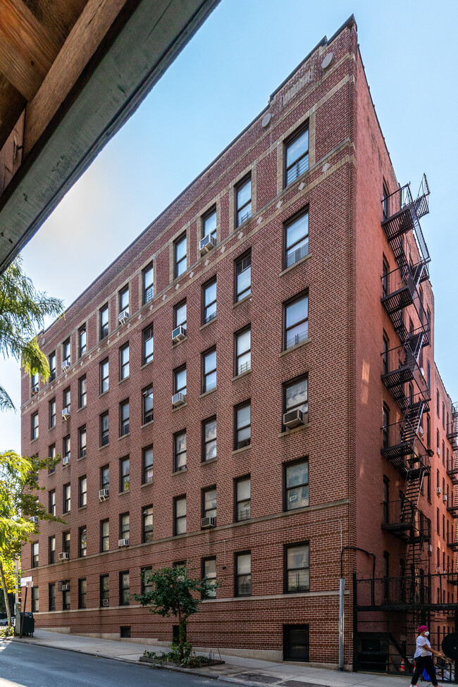 825 Walton Ave in Bronx, NY - Foto de edificio - Building Photo