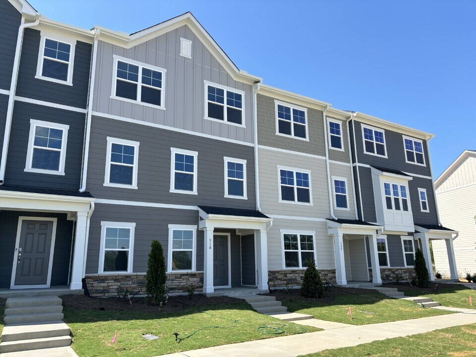 318 Leland Crst Dr in Apex, NC - Building Photo