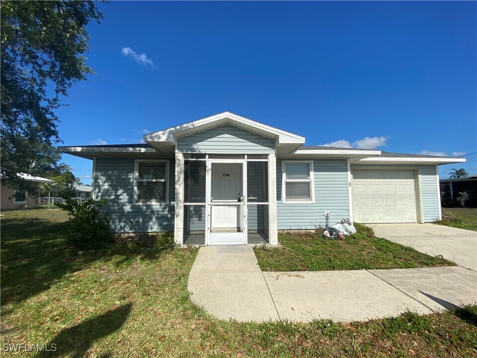624 Santa Barbara Blvd in Cape Coral, FL - Building Photo