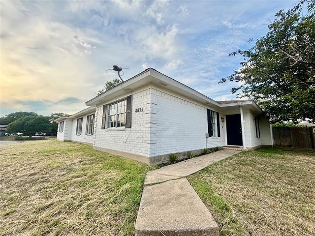 8835 Township Ct in Fort Worth, TX - Foto de edificio