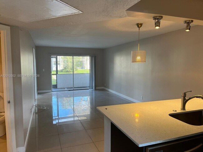 8020 N Colony Cir in Tamarac, FL - Building Photo - Building Photo