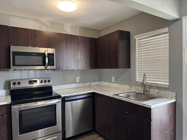 617 Ixoria Ave in Fort Pierce, FL - Building Photo - Building Photo