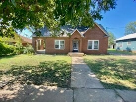 903 W Live Oak St in Coleman, TX - Building Photo