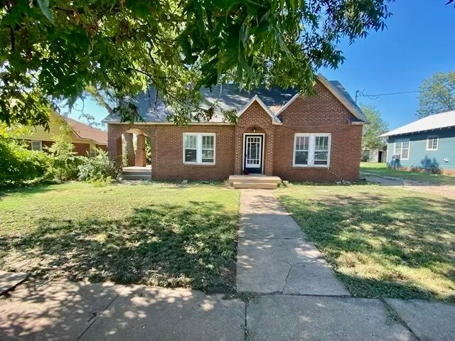 903 W Live Oak St in Coleman, TX - Building Photo