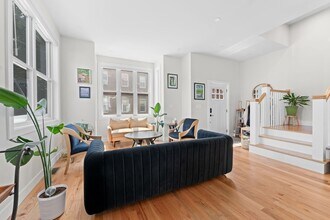 8 Burton Ave in Boston, MA - Foto de edificio - Building Photo