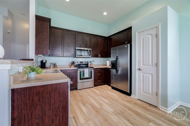 property at 33 Bay Willow Ct