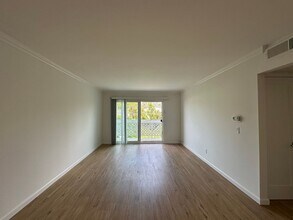 LUXURY LIVING AT AN AFFORDABLE PRICE in Los Angeles, CA - Foto de edificio - Interior Photo