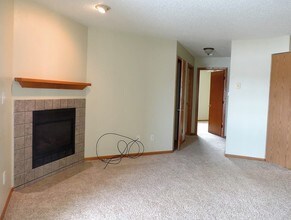 1040 Duchess Dr-Unit -UNIT 12 in Solon, IA - Building Photo - Building Photo
