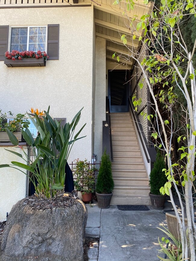 608 N Electric Ave, Unit B in Alhambra, CA - Foto de edificio - Building Photo