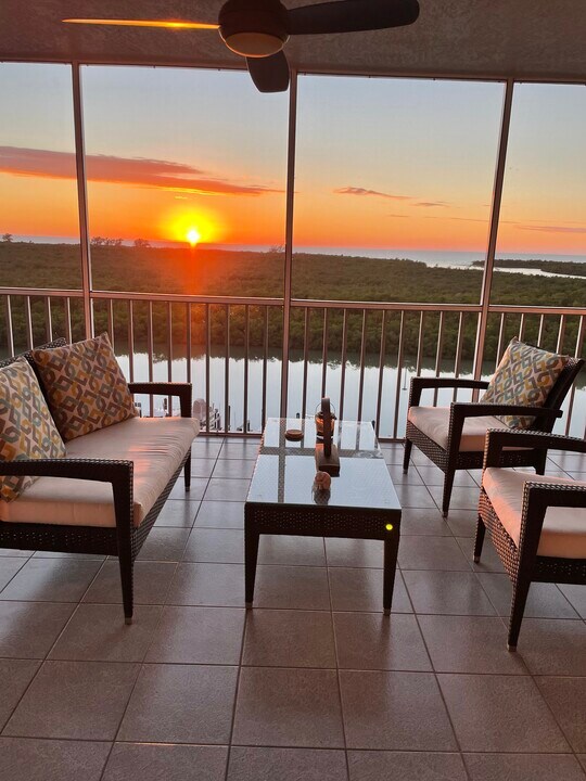 13105 Vanderbilt Dr in Naples, FL - Foto de edificio