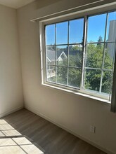 1405 Oak Grove Ave, Unit 307 in Burlingame, CA - Foto de edificio - Building Photo