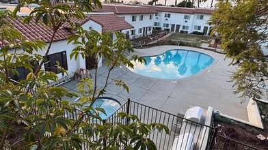 Mesa Palms Apartments in San Diego, CA - Foto de edificio - Building Photo