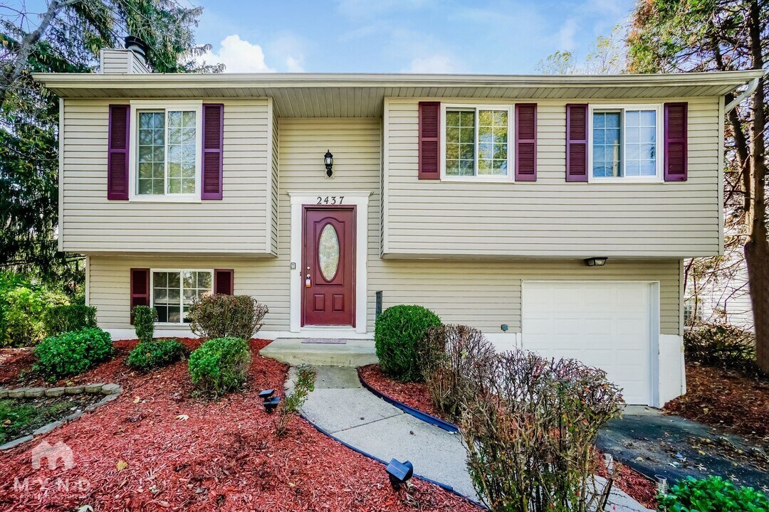 2437 Opal Ct in Grove City, OH - Building Photo