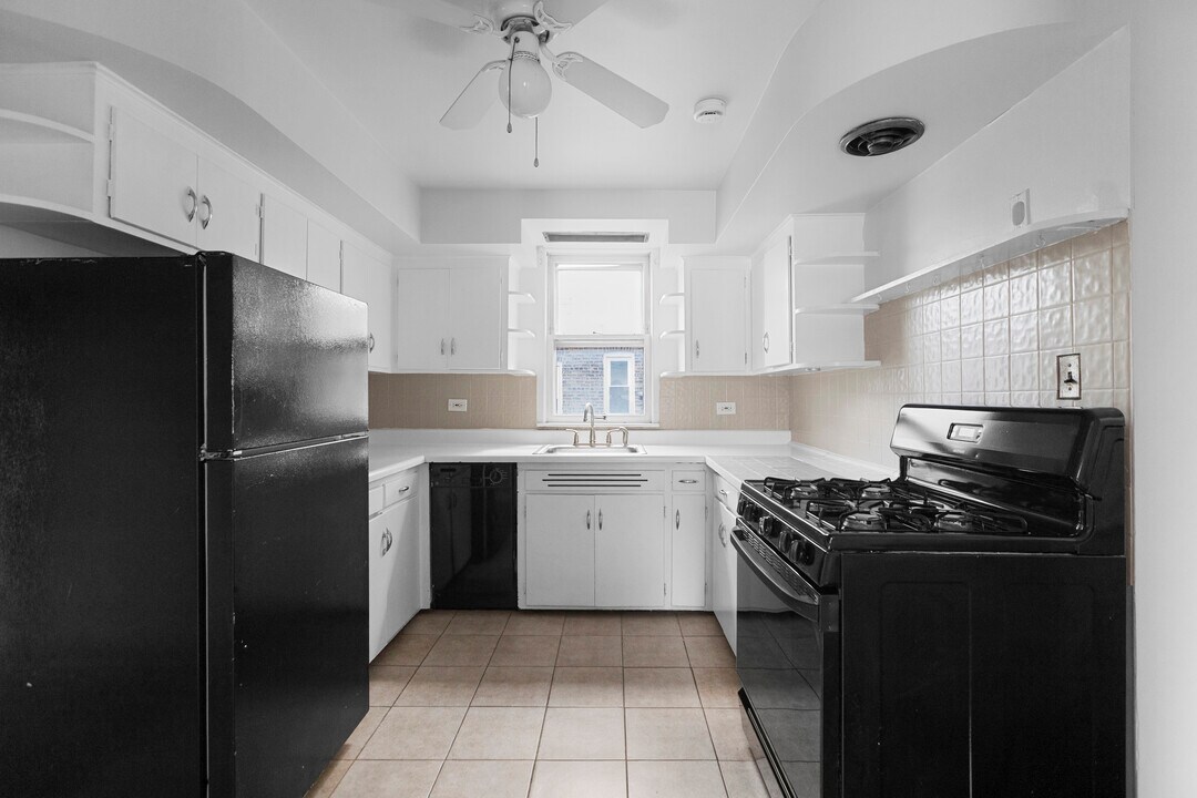 1456 W Irving Park Rd in Chicago, IL - Building Photo