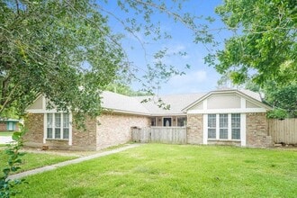332 Coventry Ln in Alvin, TX - Building Photo - Building Photo