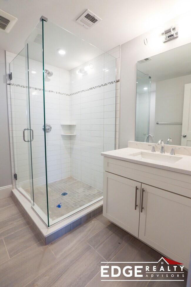 68 Saunders St, Unit 1 in Boston, MA - Foto de edificio - Building Photo