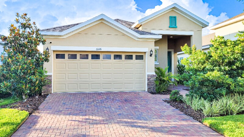 6126 Voyagers Pl in Apollo Beach, FL - Building Photo