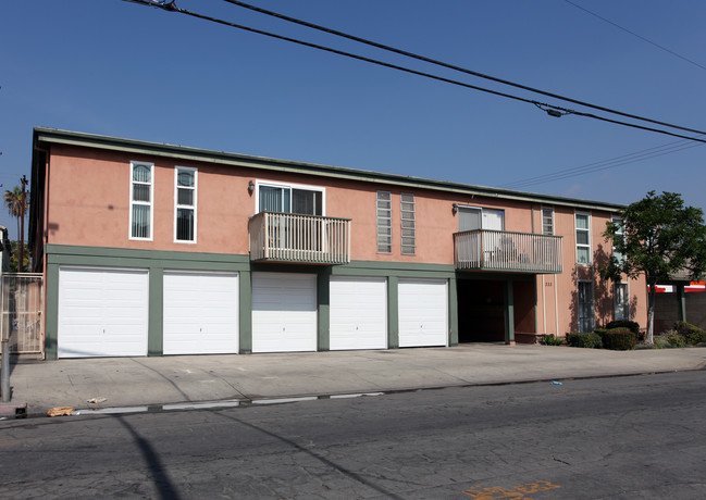 235 E Burnett St in Long Beach, CA - Building Photo - Building Photo