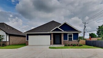 6913 Labelle Dr in Warr Acres, OK - Building Photo