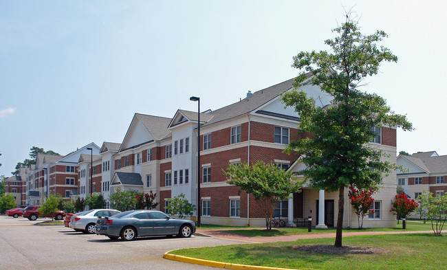 CNU Apartment Quad in Newport News, VA - Foto de edificio - Building Photo