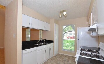 10801 Lanshire Dr in Austin, TX - Building Photo - Building Photo