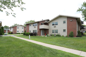 Oak Park Apartment Homes in Oak Creek, WI - Foto de edificio - Building Photo