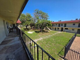 4760 NW 24th Ct, Unit B211 in Lauderdale Lakes, FL - Building Photo